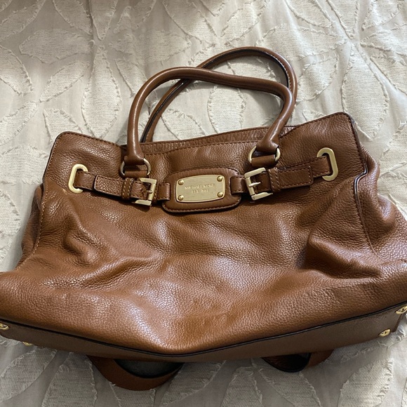 Michael Kors Leather Handle Bag, gold hardware, shoulder strap matching wallet! - Picture 2 of 6